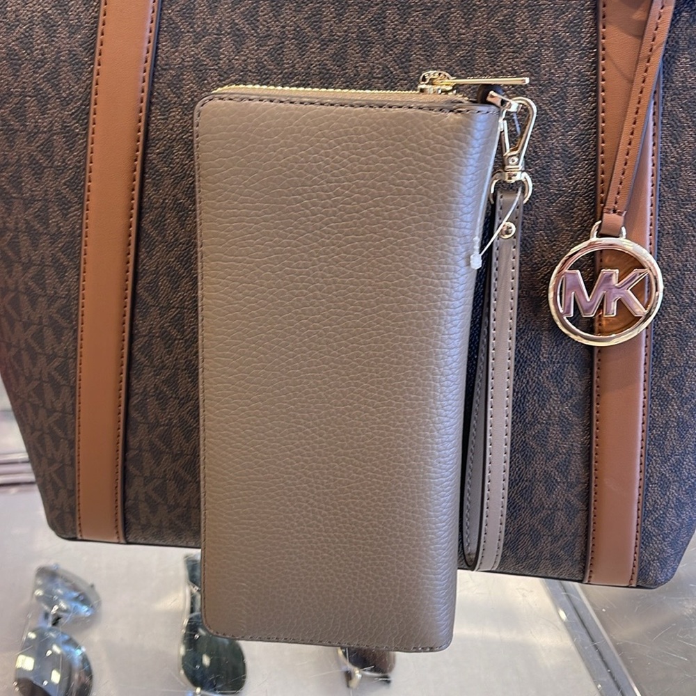 MICHAEL KORS
Leather Continental Wristlet Phone Case Wallet
Dusk
NWT - Picture 6 of 16